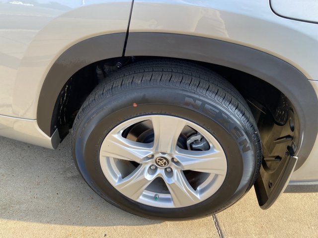 Used 2023 Toyota Highlander LE AWD/4WD image 30