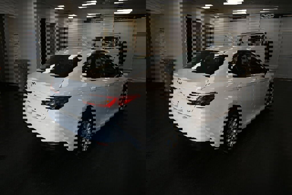 Used 2025 Toyota Camry LE image 7