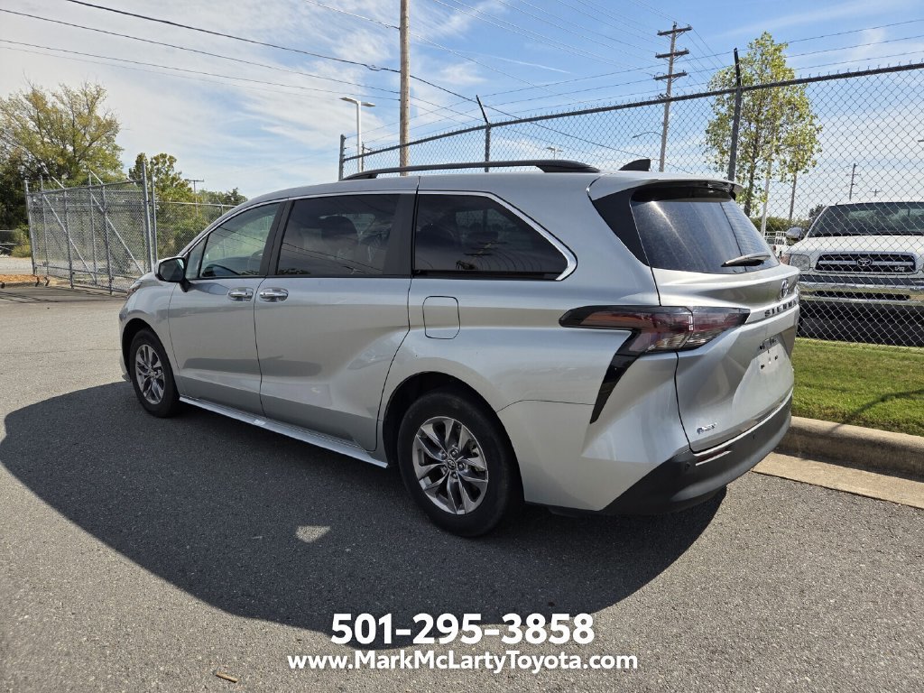 Used 2025 Toyota Sienna XLE FWD image 6