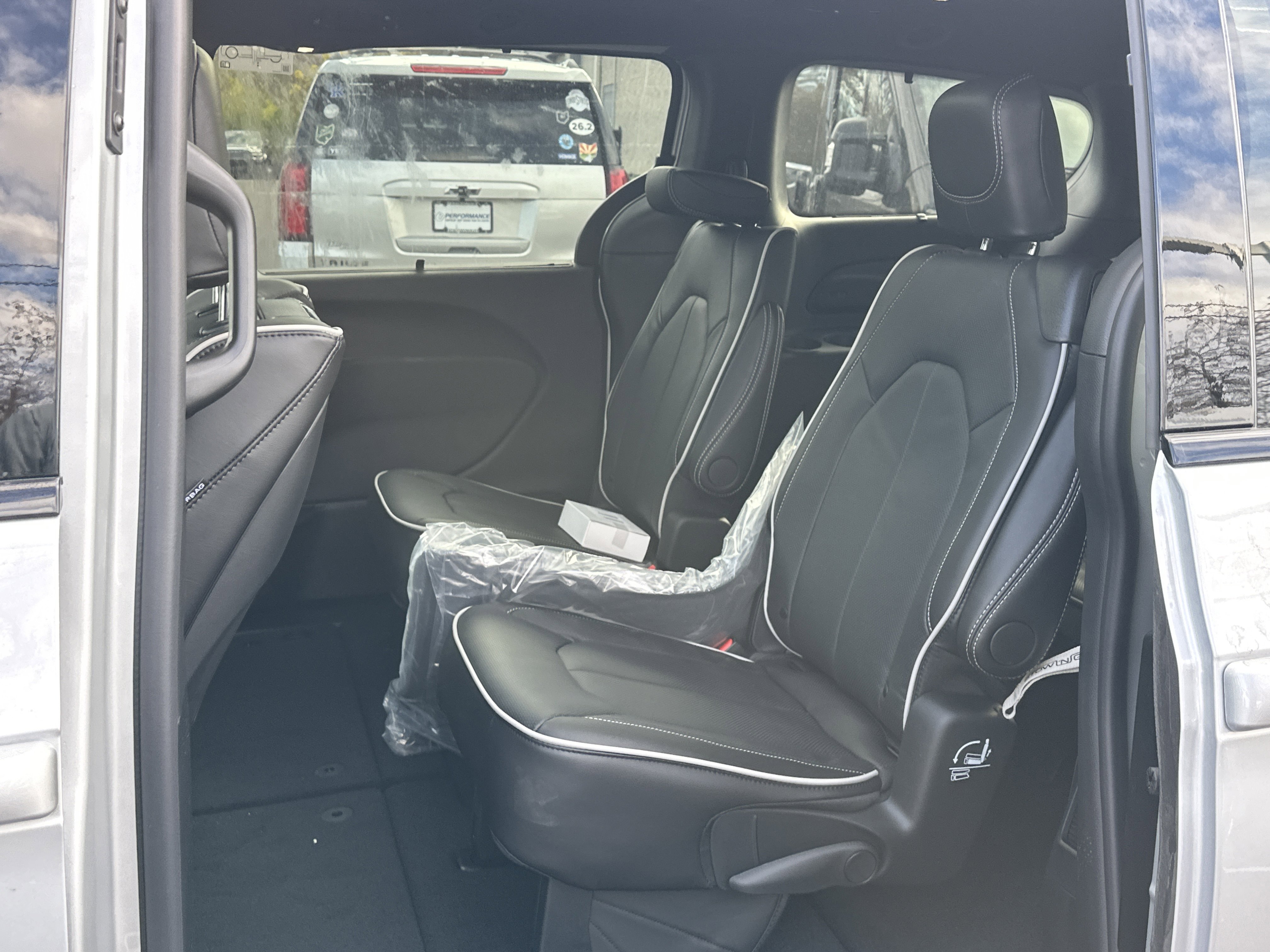 New 2026 Chrysler Pacifica Limited w/ Uconnect Theater Family Group image 30