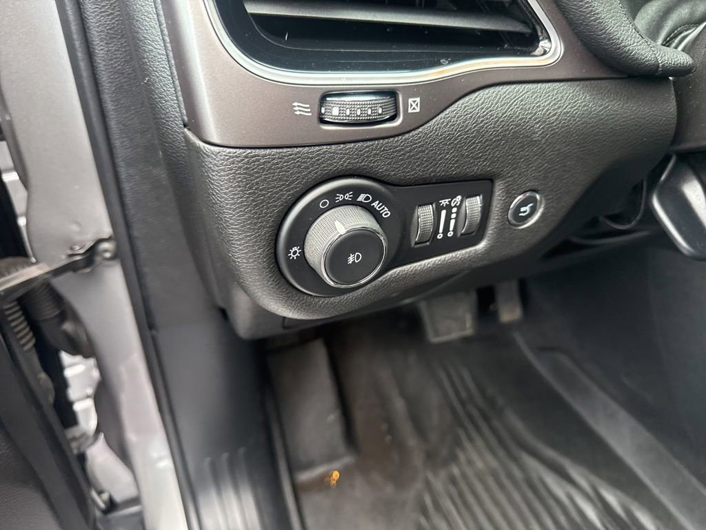 Used 2019 Jeep Cherokee Limited image 36