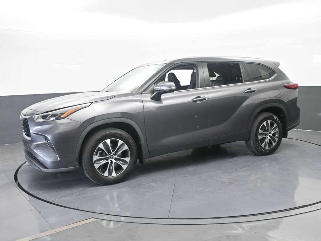 Used 2022 Toyota Highlander XLE AWD/4WD image 2