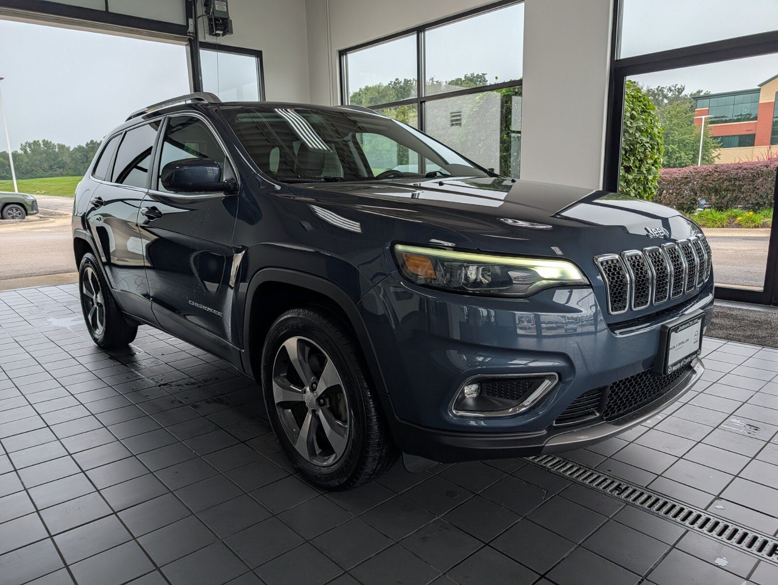 Used 2019 Jeep Cherokee Limited AWD/4WD image 1
