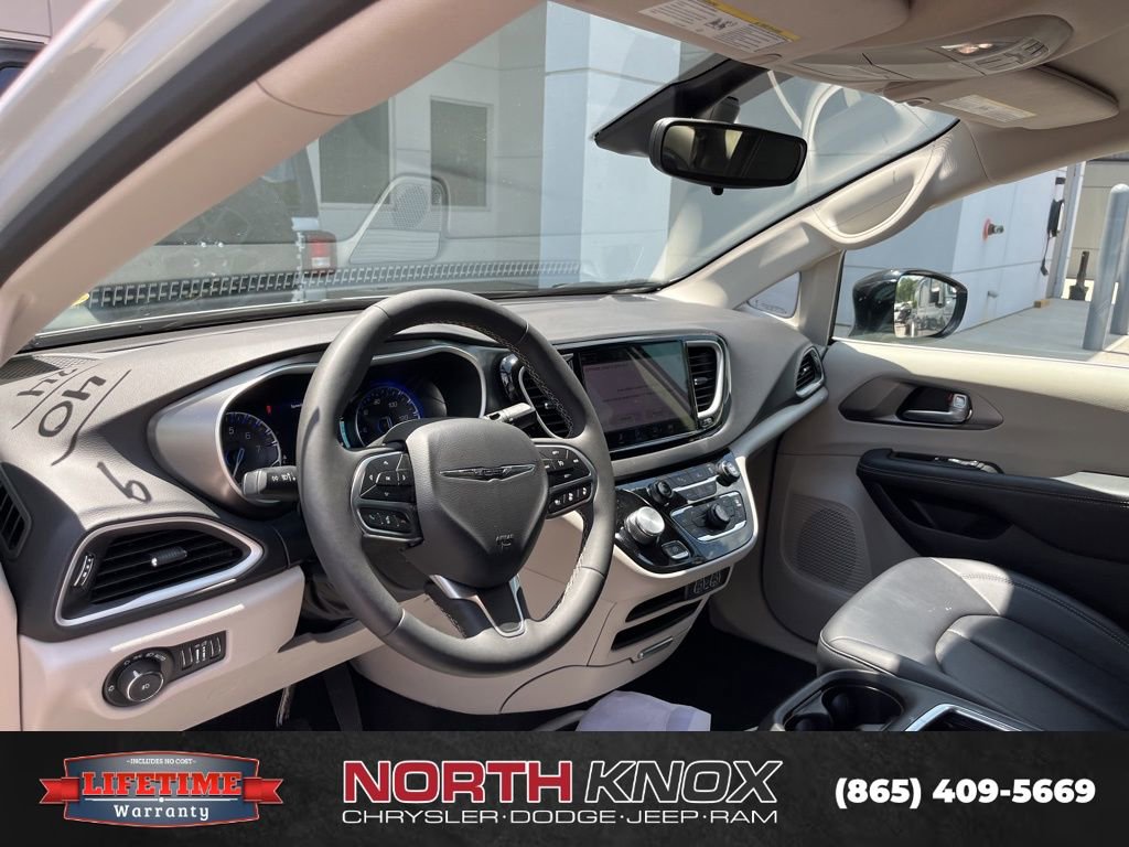 Used 2024 Chrysler Pacifica Touring-L image 6