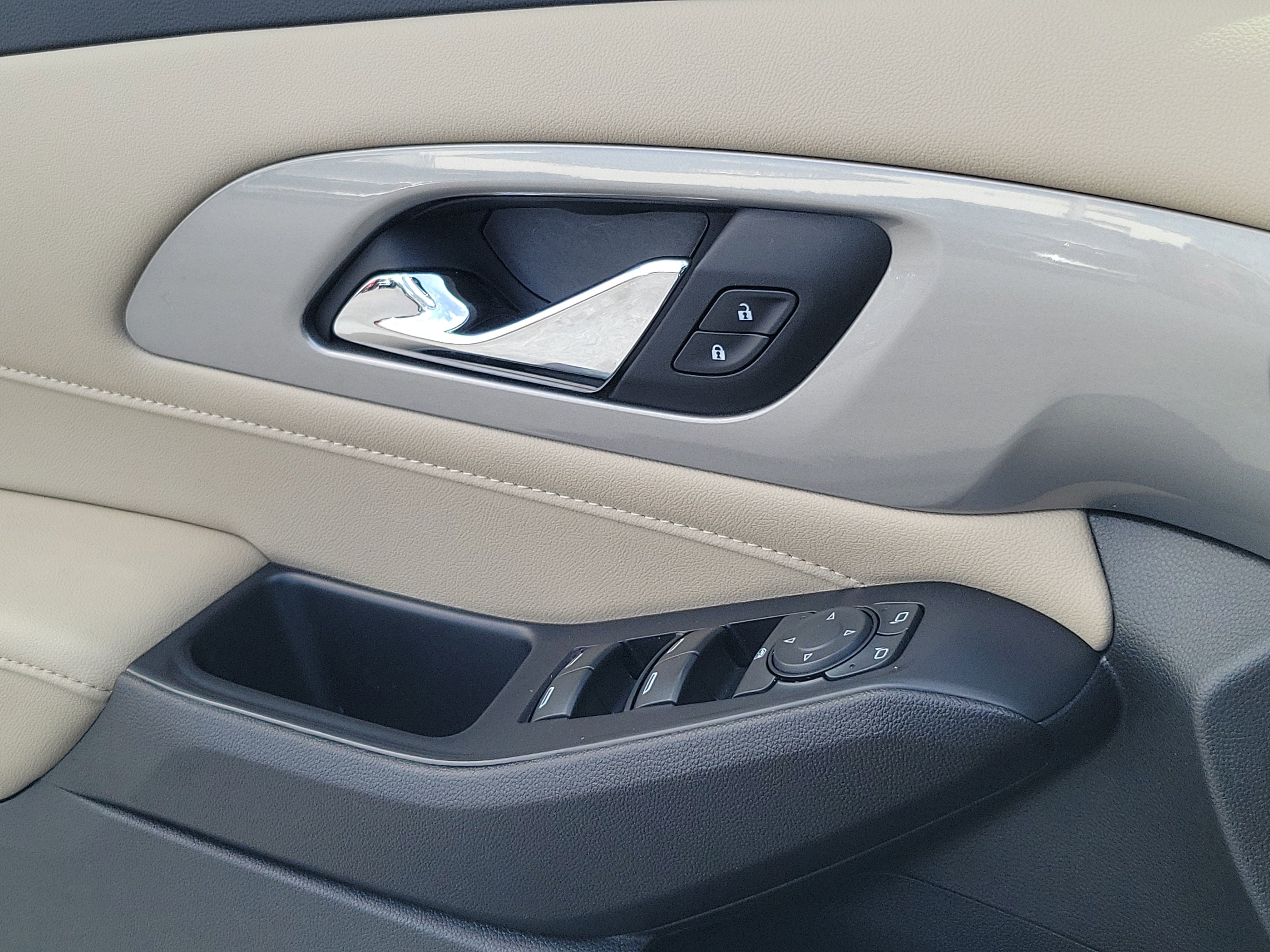 Used 2022 Chevrolet Traverse LS FWD image 15