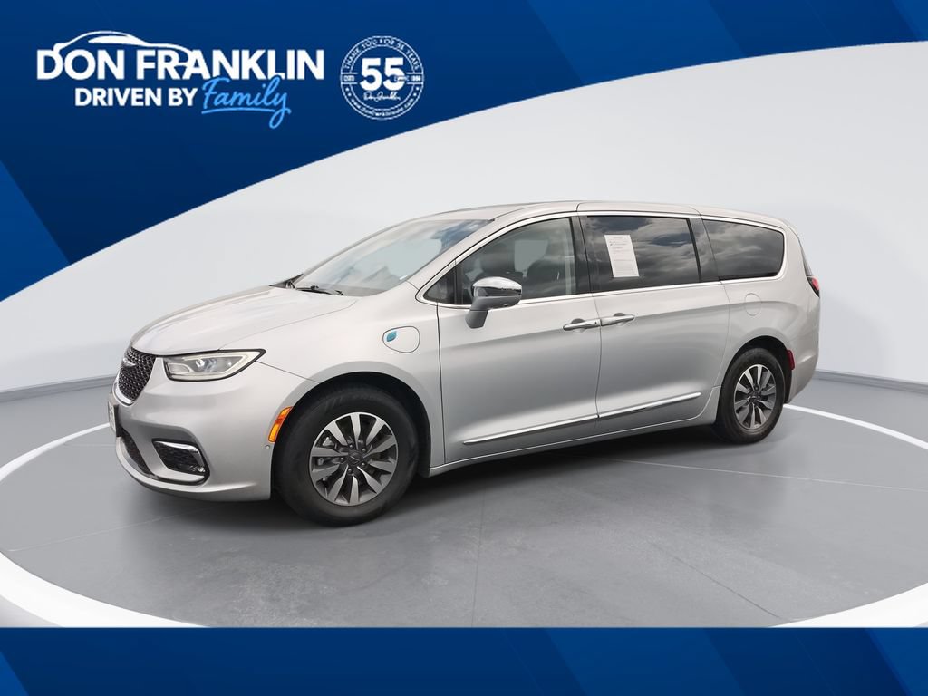 Used 2022 Chrysler Pacifica Limited w/ Uconnect Theater Family Group