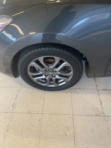 Used 2020 Toyota Yaris XLE image 33