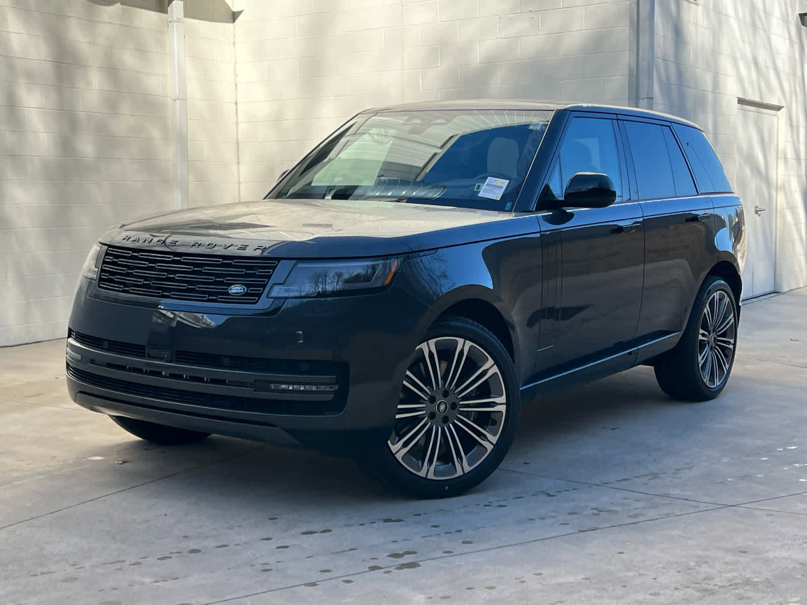 New 2025 Land Rover Range Rover SE image 1
