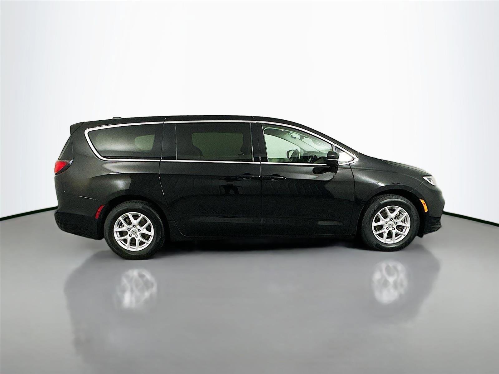 Used 2024 Chrysler Pacifica Touring-L FWD image 17