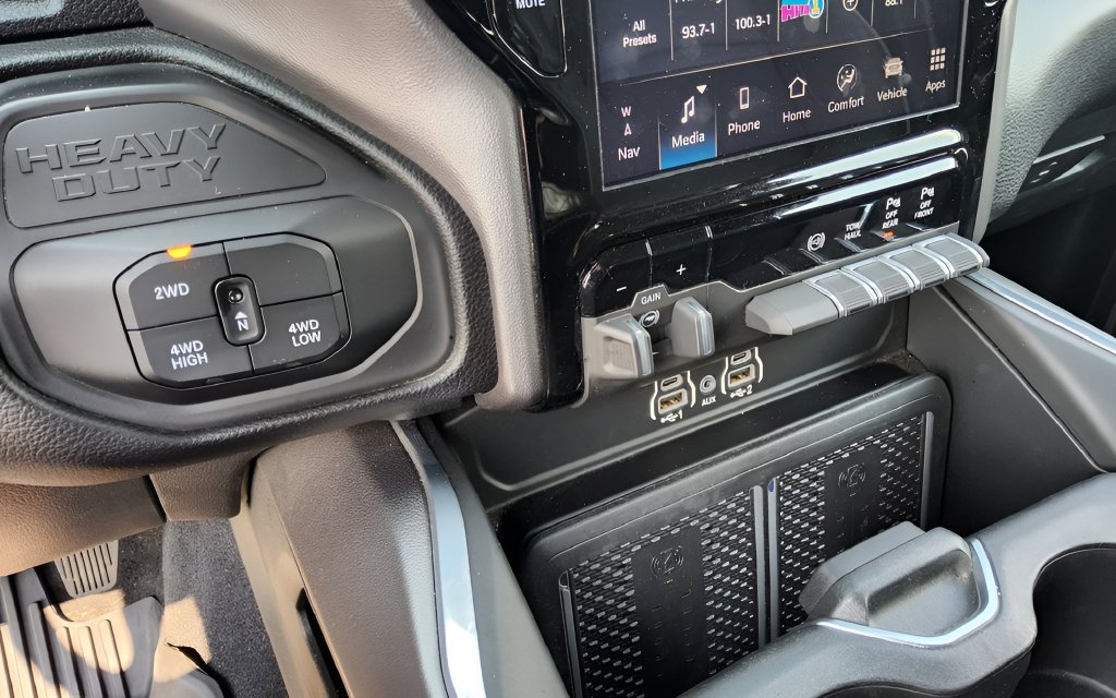 Used 2025 RAM 3500 Laramie AWD/4WD image 13