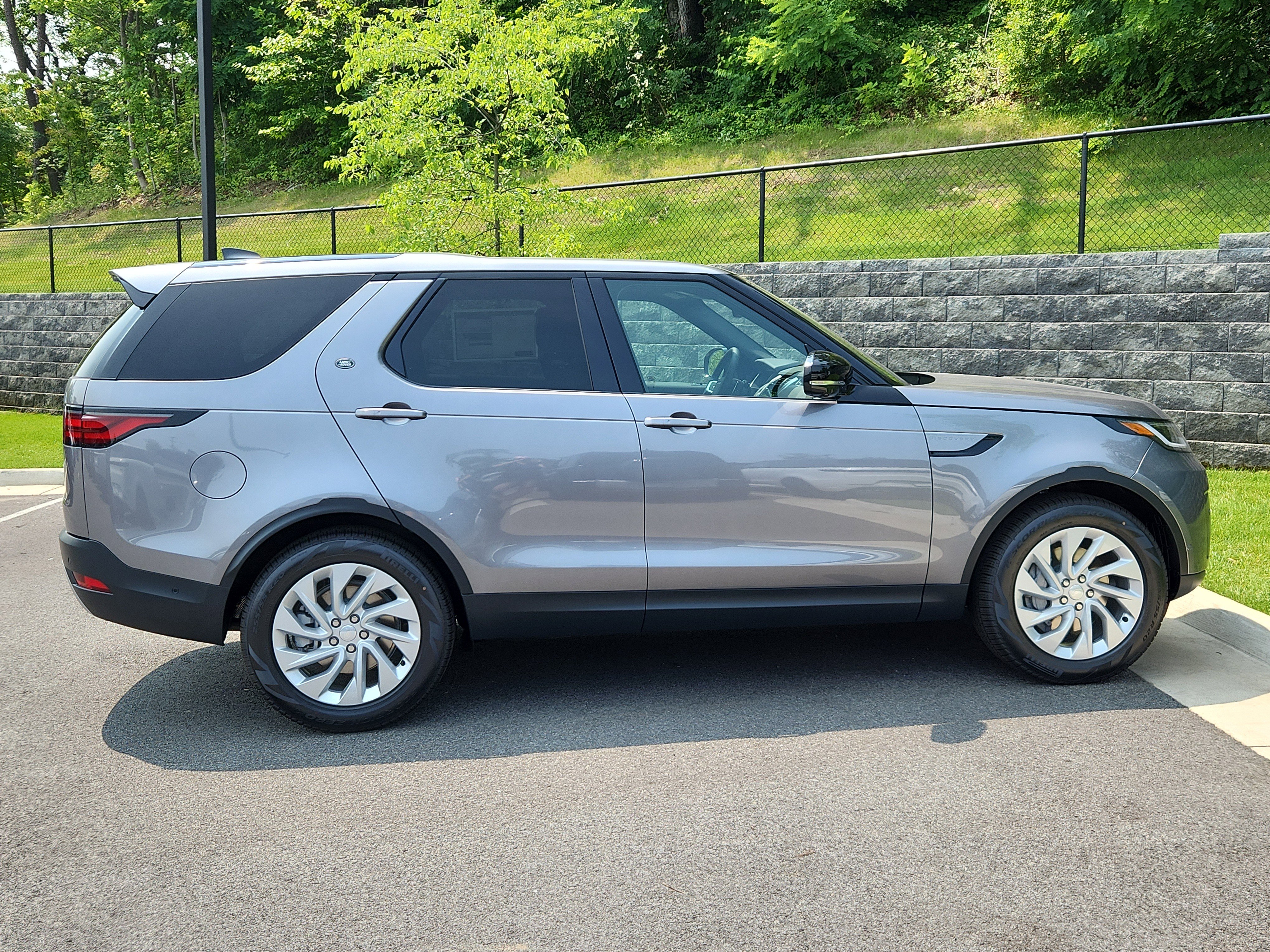 New 2025 Land Rover Discovery S image 11