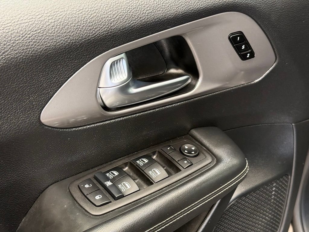 Used 2025 Chrysler Pacifica Select FWD image 15
