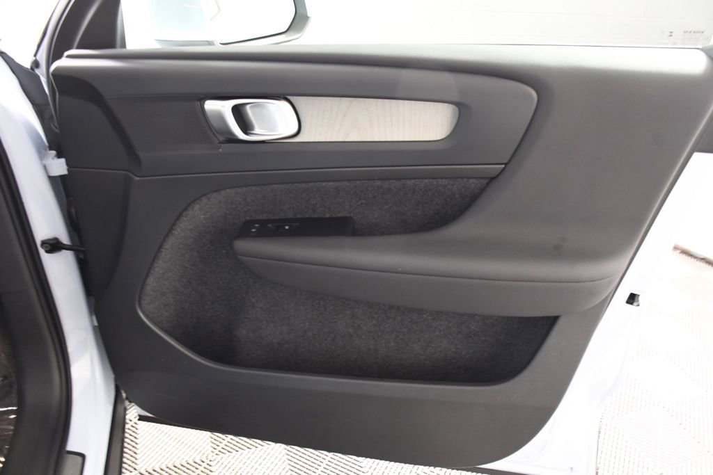 Used 2025 Volvo XC40 B5 Core image 18