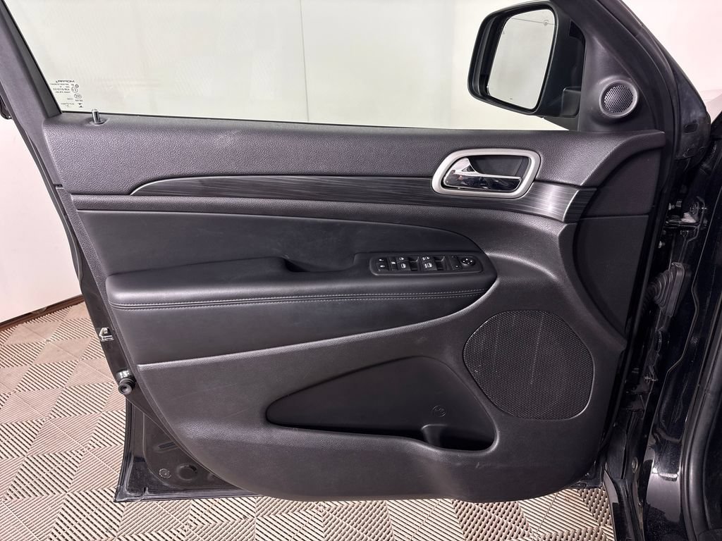 Used 2020 Jeep Grand Cherokee Altitude AWD/4WD image 12