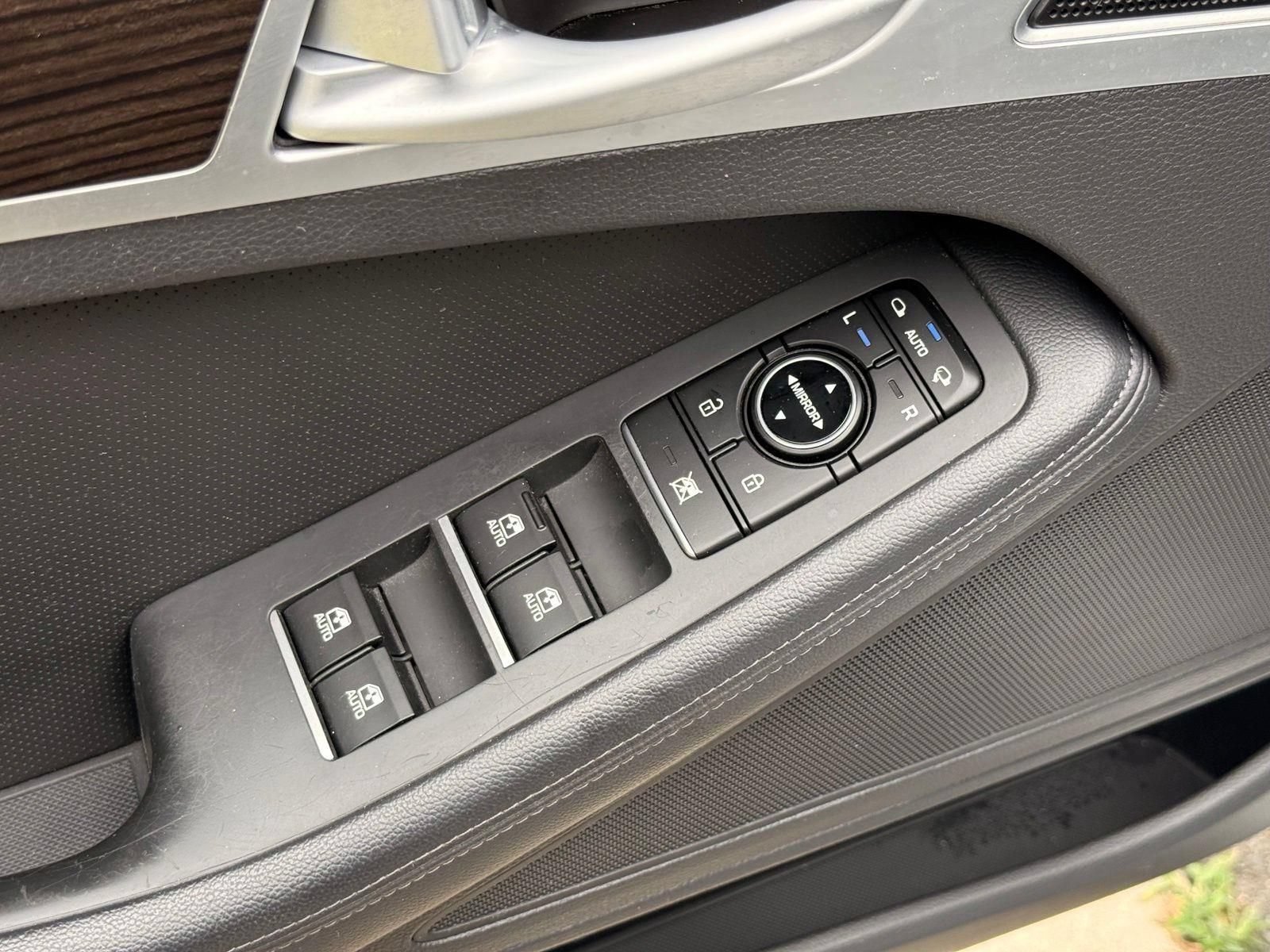 Used 2015 Hyundai Genesis 3.8 RWD image 15