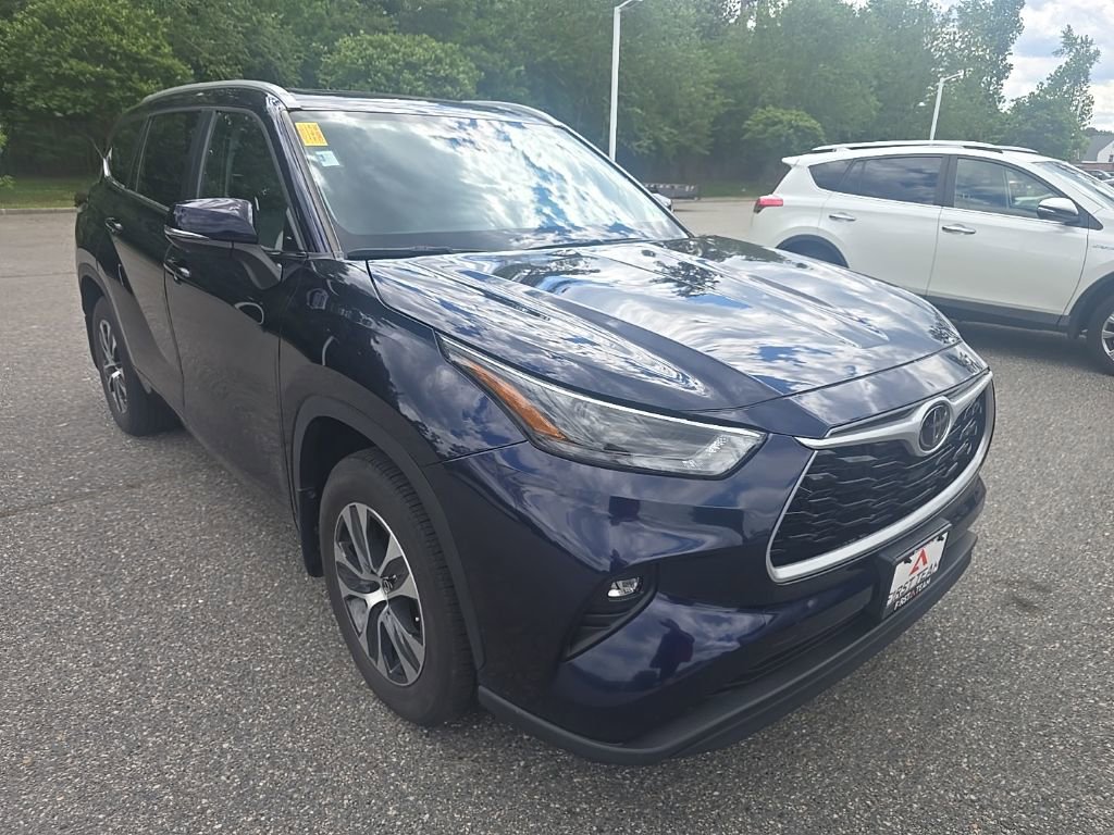 Used 2023 Toyota Highlander XLE image 3