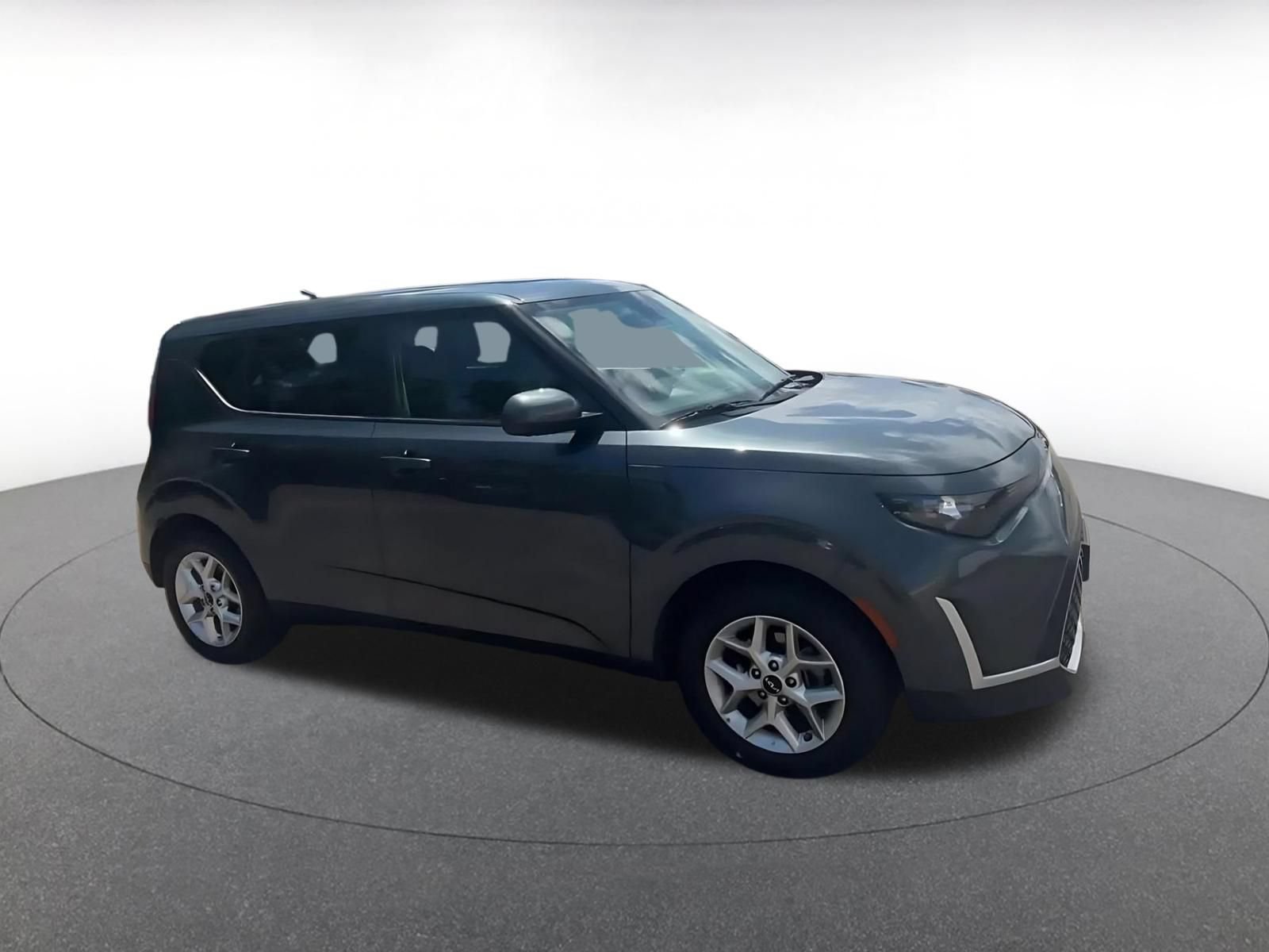 Used 2025 Kia Soul LX w/ LX Technology Package FWD image 2