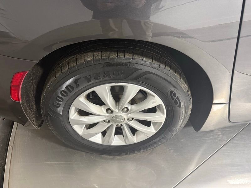 Used 2018 Chrysler Pacifica Touring-L image 10