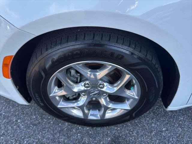 Used 2018 Chrysler Pacifica Limited image 11