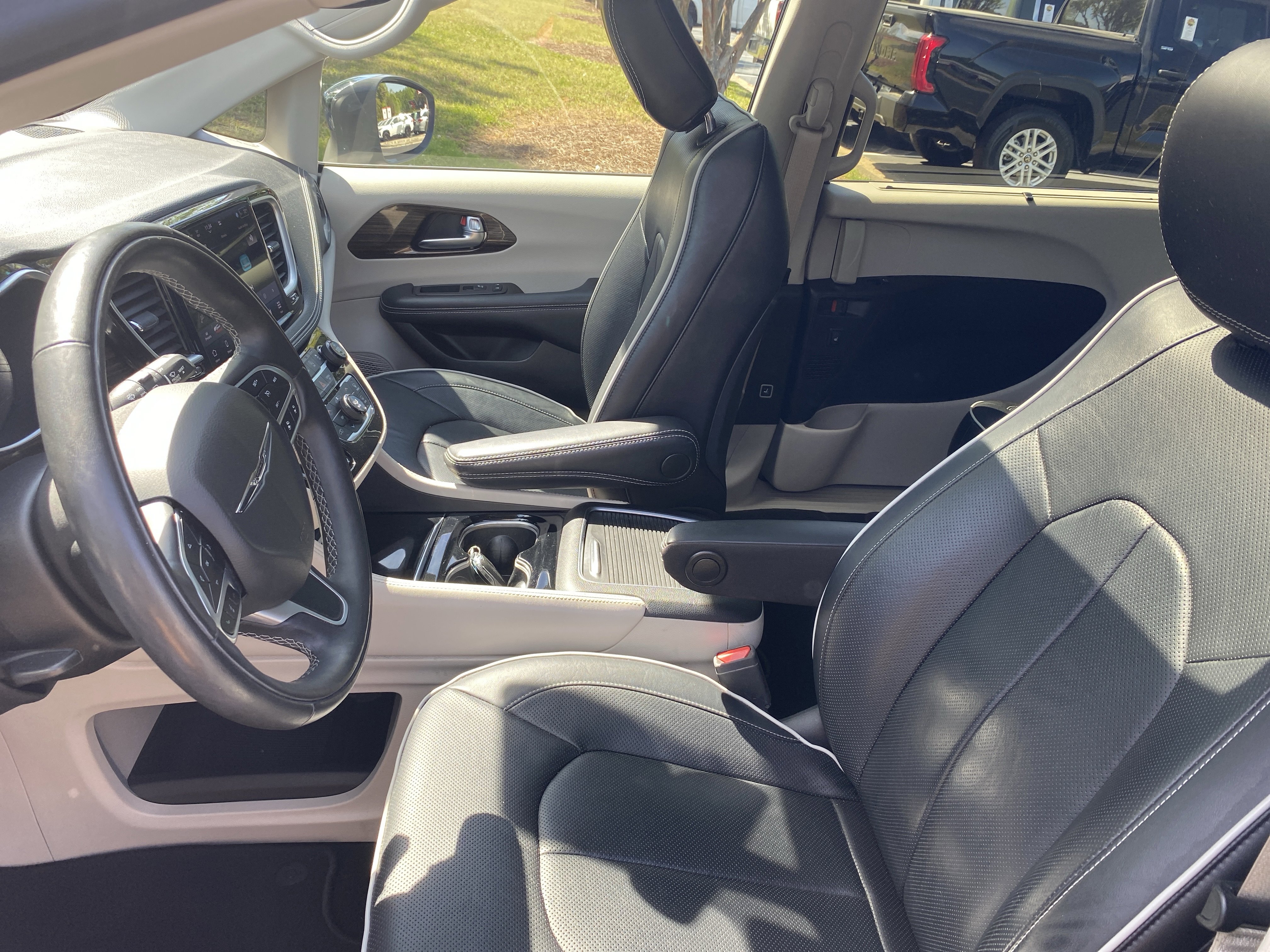 Used 2022 Chrysler Pacifica Limited image 11