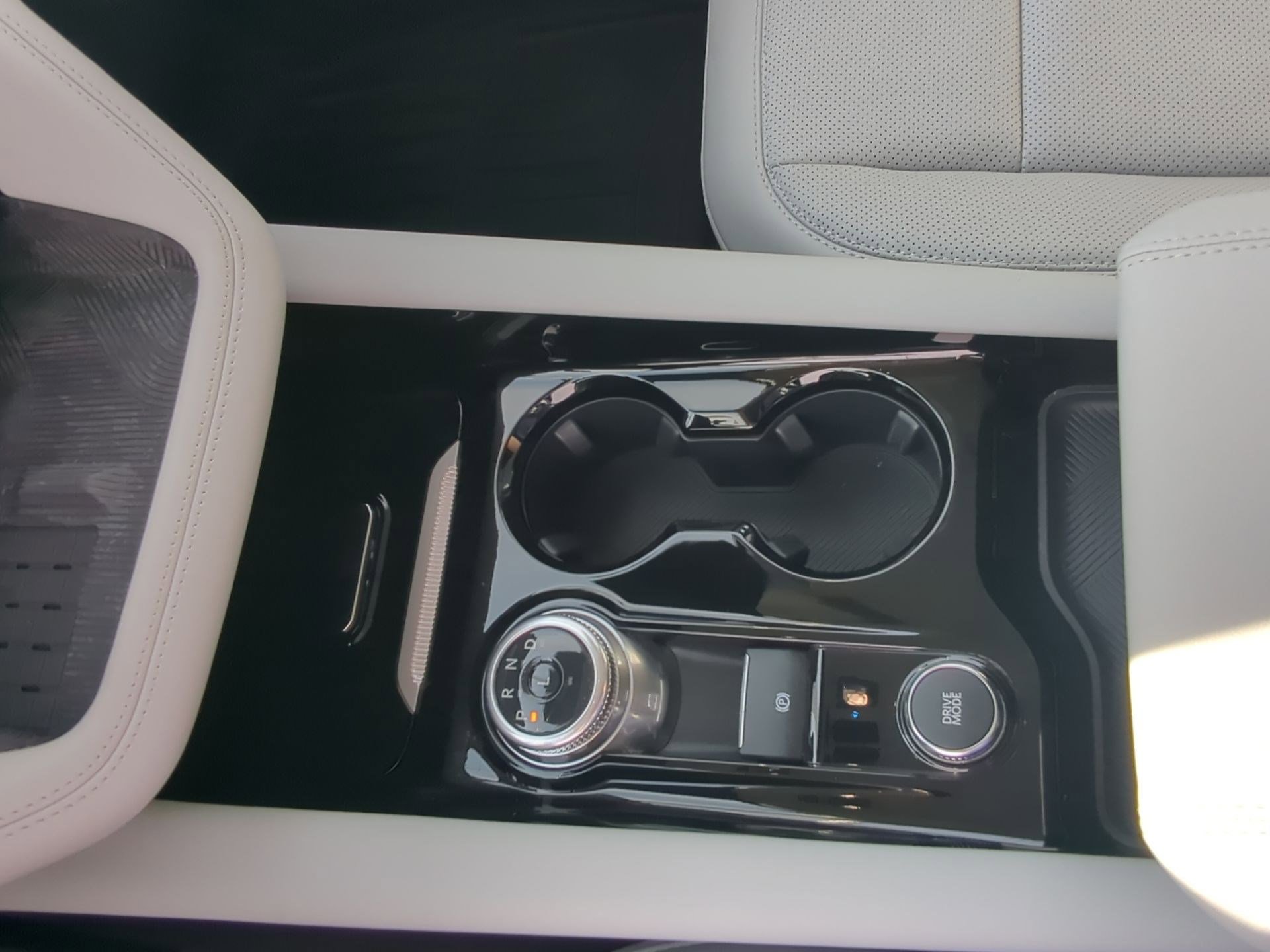 Used 2025 Ford Explorer Platinum w/ Ultimate Package image 21