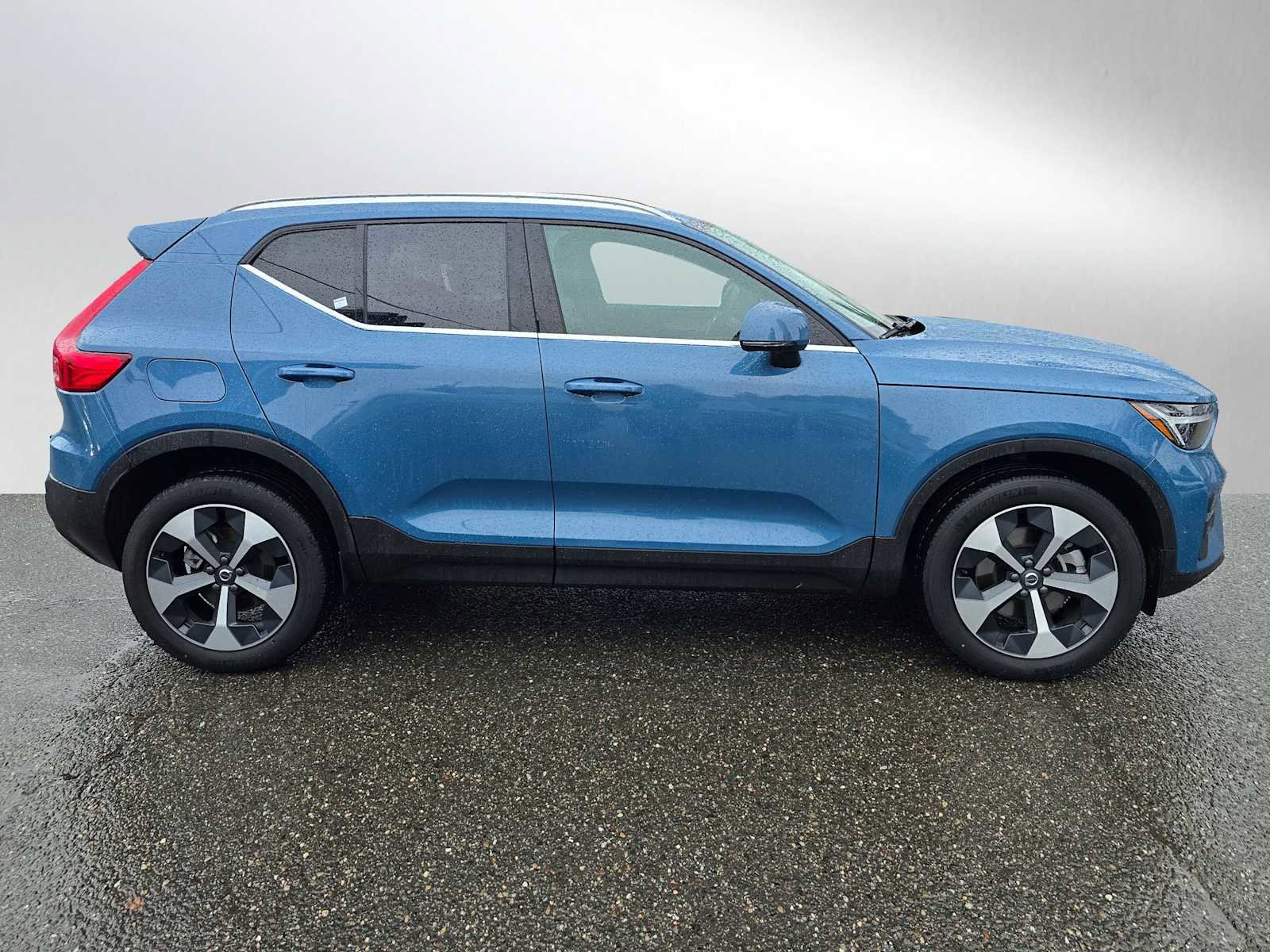 Certified 2025 Volvo XC40 B5 Plus image 2