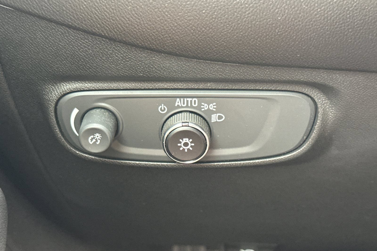 Used 2020 Chevrolet Equinox LS FWD image 40