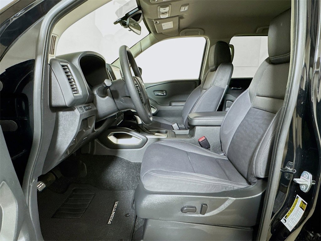 Used 2024 Nissan Frontier SV image 17