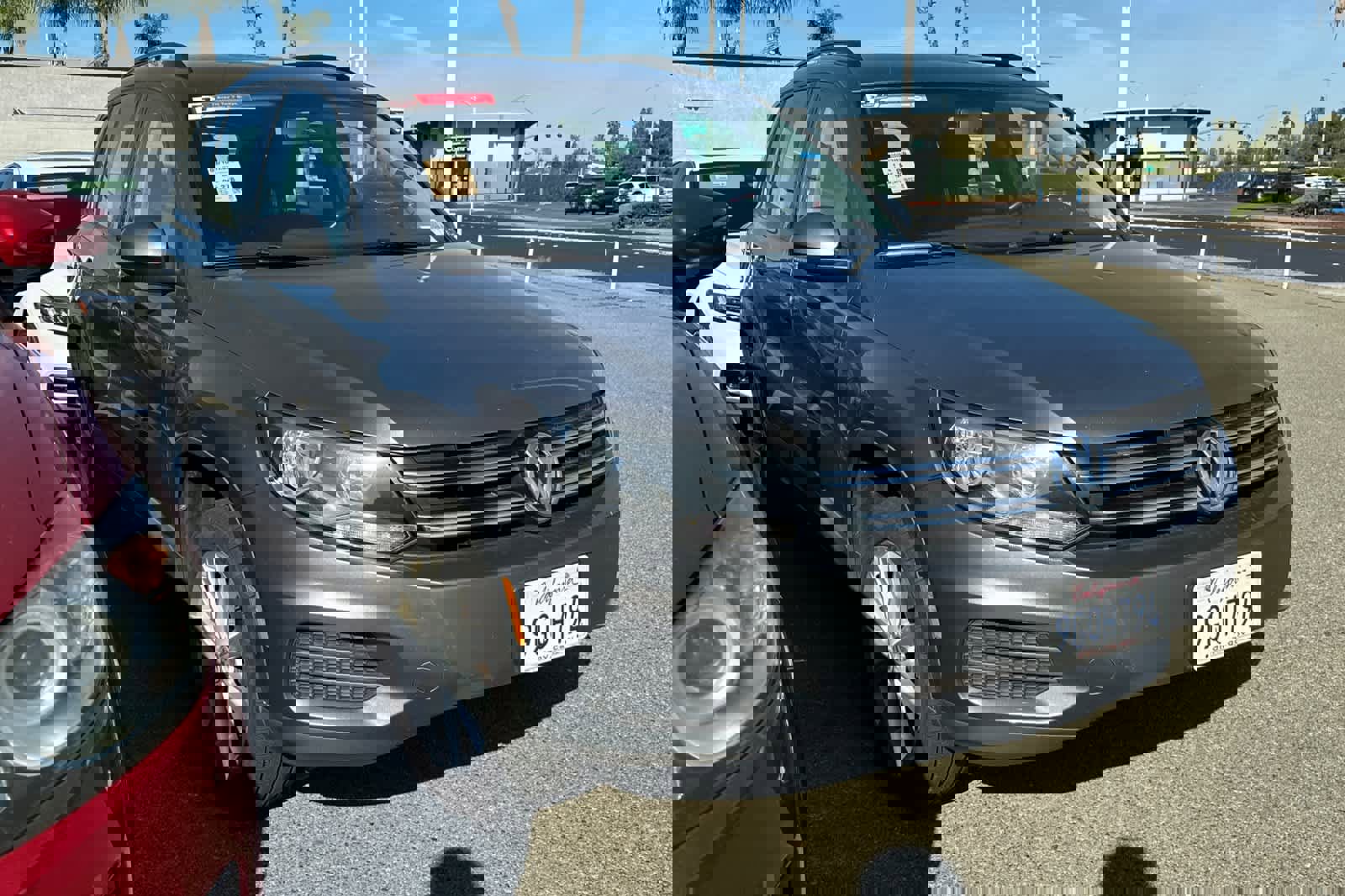 Used 2017 Volkswagen Tiguan Limited w/ Premium Package image 3