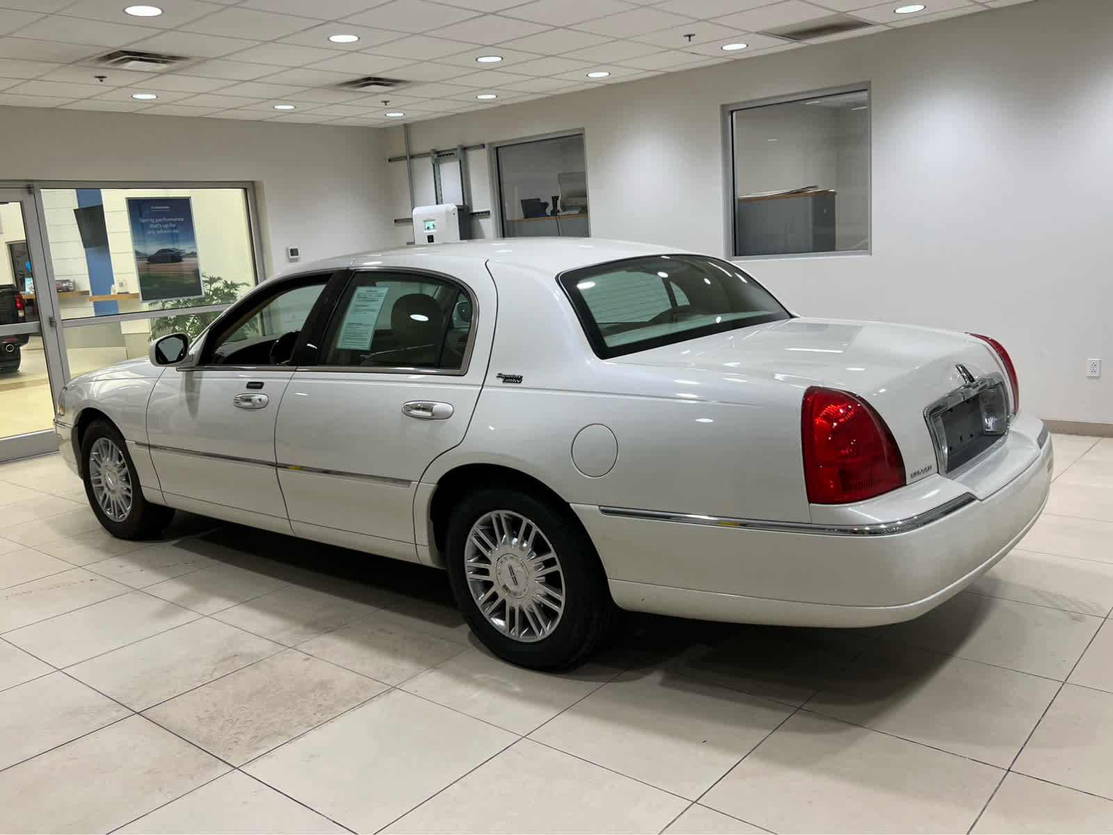 Used 2006 Lincoln Town Car Signature Limited RWD image 6