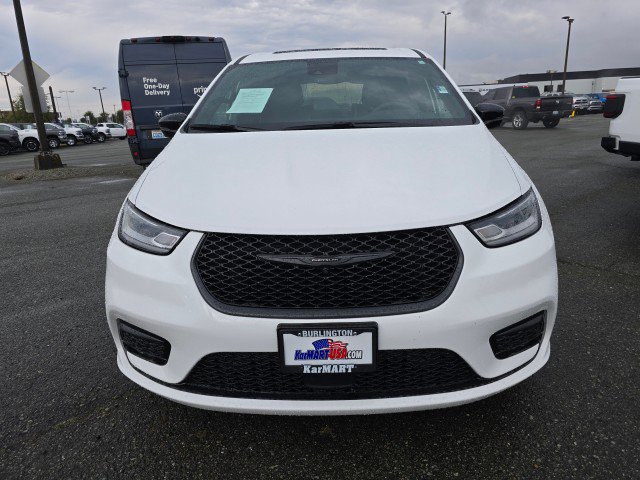 Used 2023 Chrysler Pacifica Limited w/ Uconnect Theater Family Group image 9