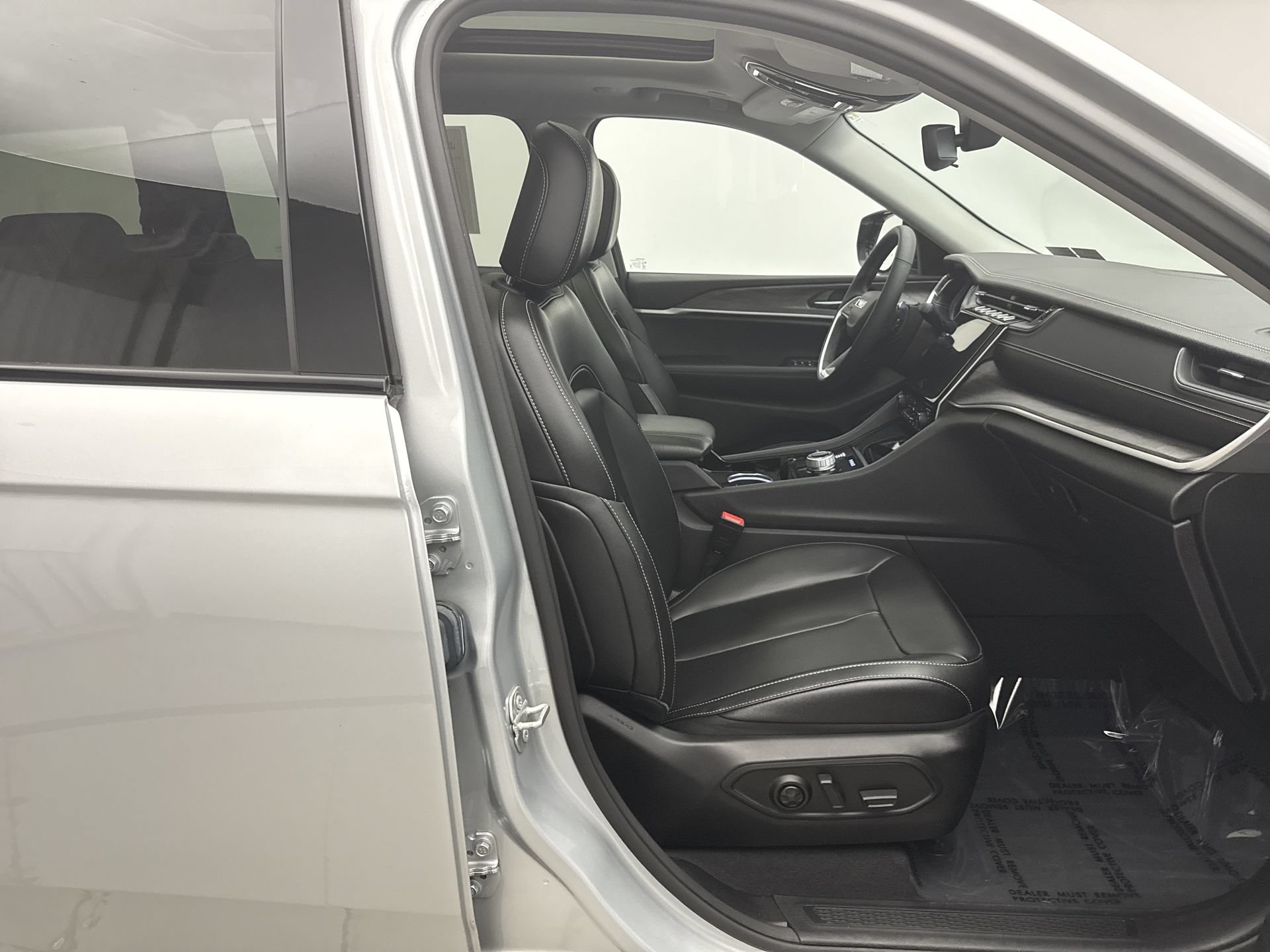 Used 2023 Jeep Grand Cherokee L Limited AWD/4WD image 17