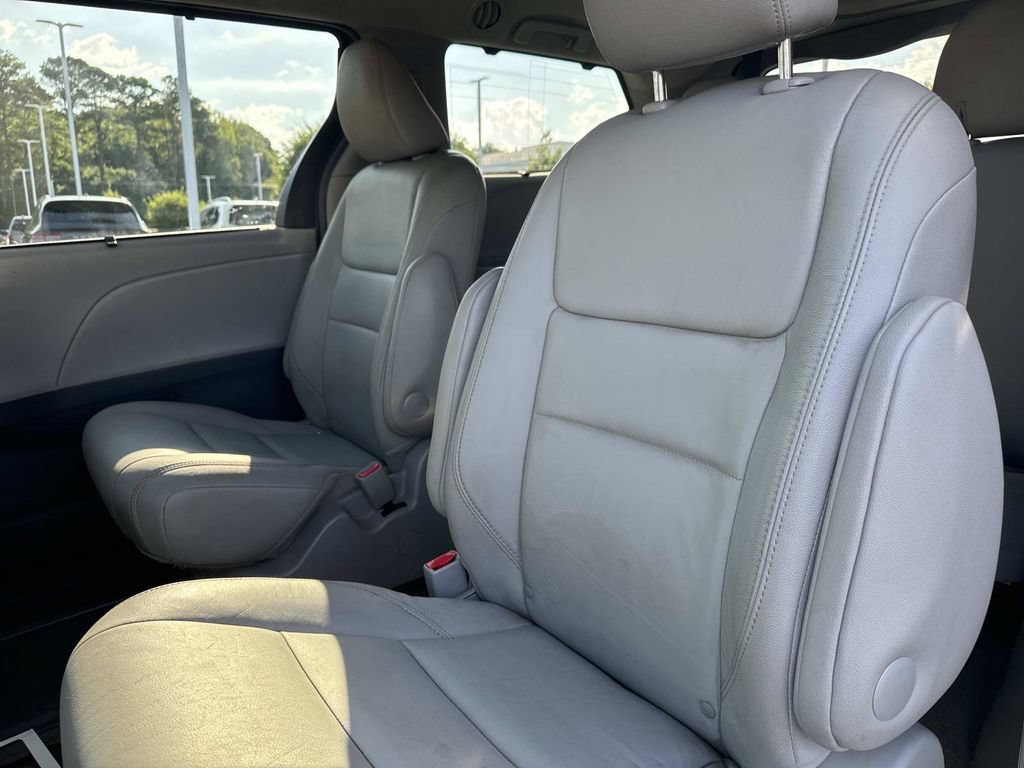 Used 2015 Toyota Sienna XLE AWD/4WD image 16