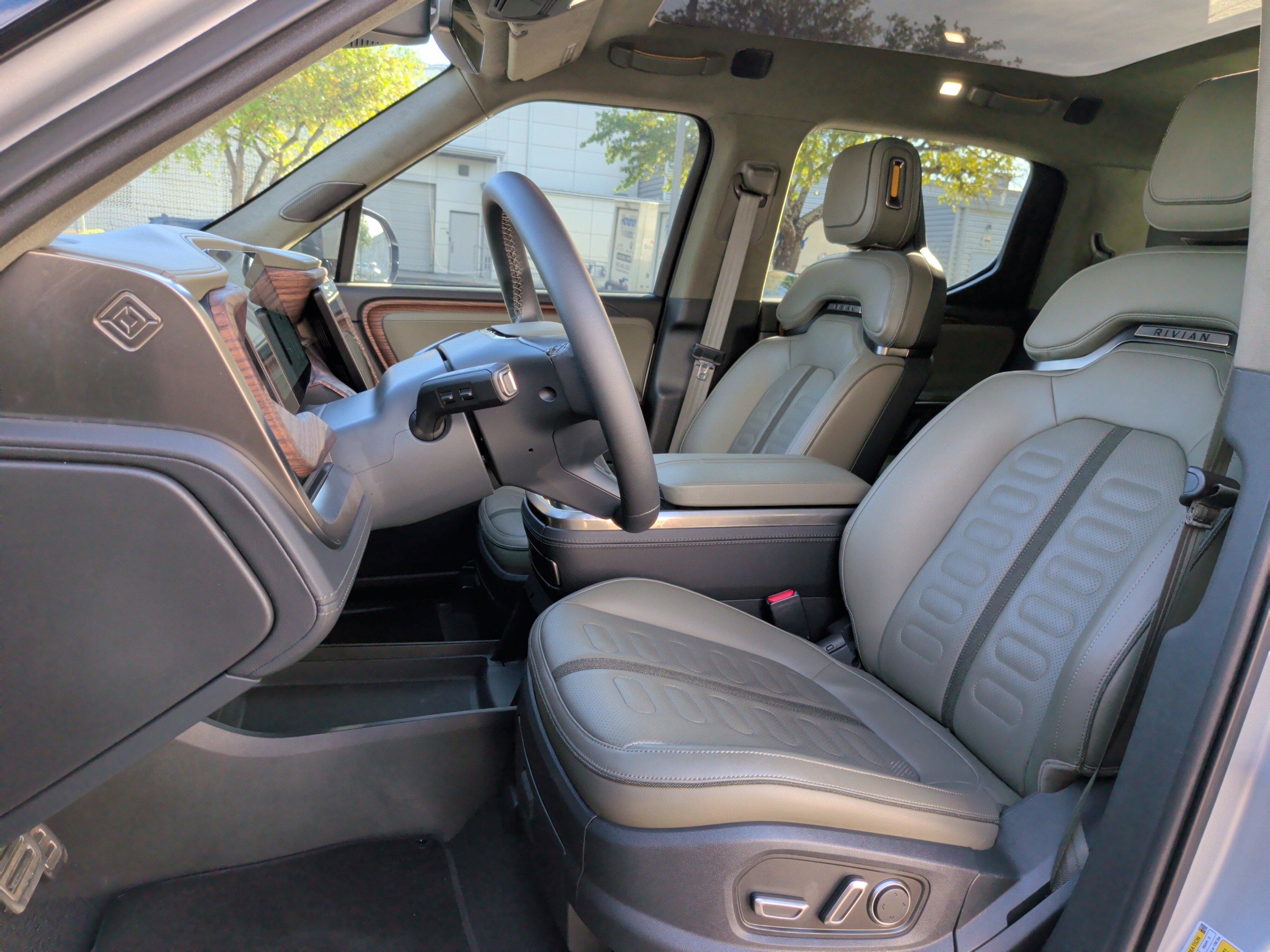 Used 2024 Rivian R1T Adventure AWD/4WD image 17
