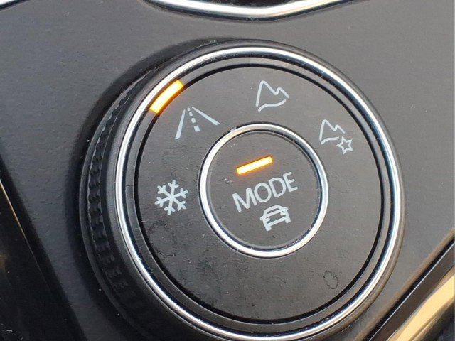 Certified 2024 Volkswagen Taos SE image 16