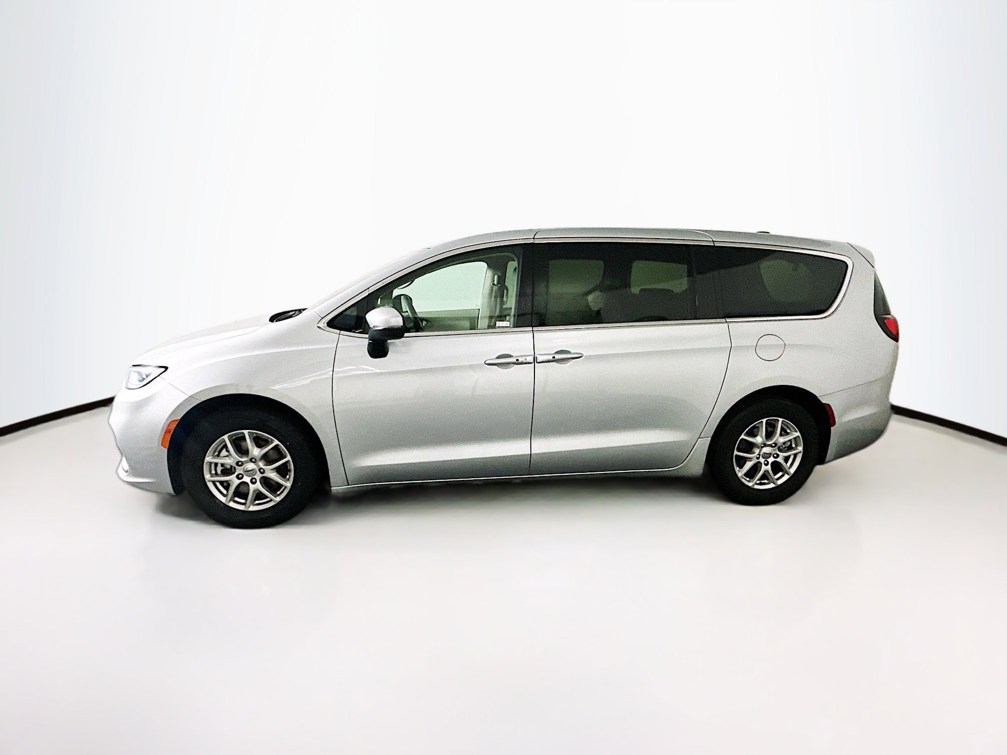 Used 2023 Chrysler Pacifica Touring-L image 4