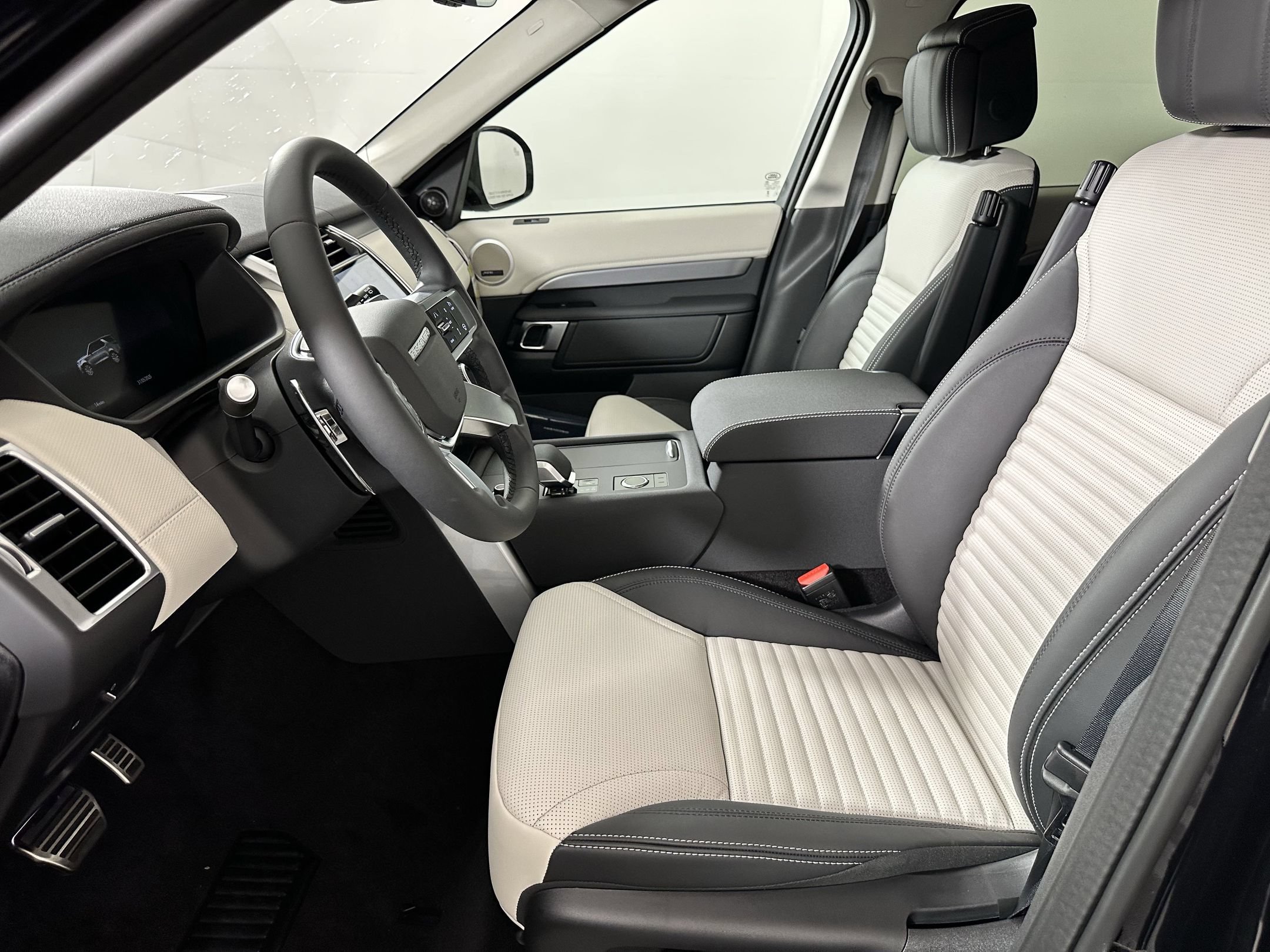 Used 2025 Land Rover Discovery Dynamic SE AWD/4WD image 4