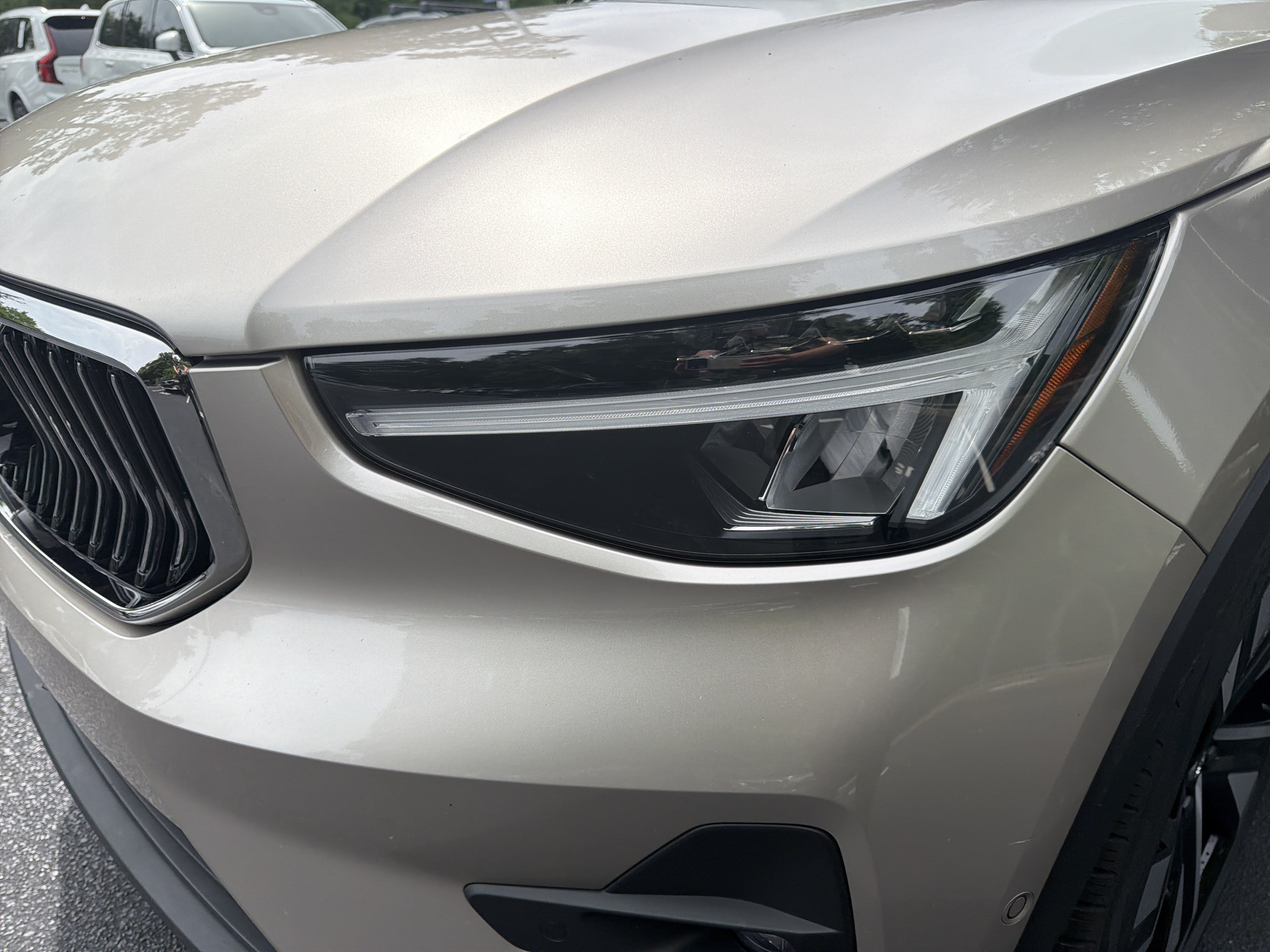 Certified 2023 Volvo XC40 B5 Plus w/ Driver Assist Package AWD/4WD image 6