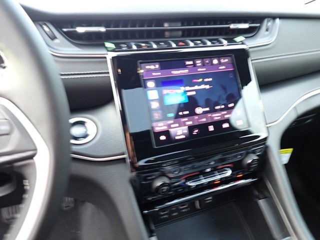 New 2025 Jeep Grand Cherokee Altitude image 18