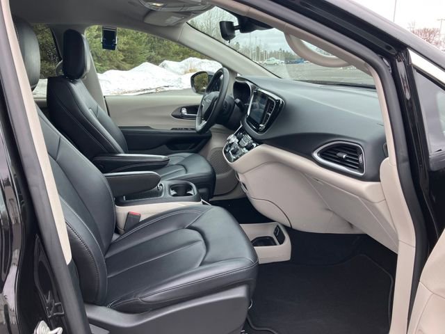 Used 2024 Chrysler Pacifica Touring-L image 14