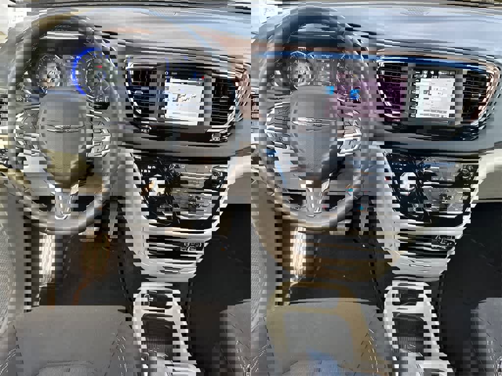 Used 2023 Chrysler Voyager LX image 20