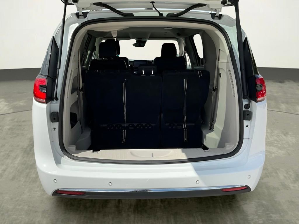 Used 2023 Chrysler Pacifica Touring-L image 17