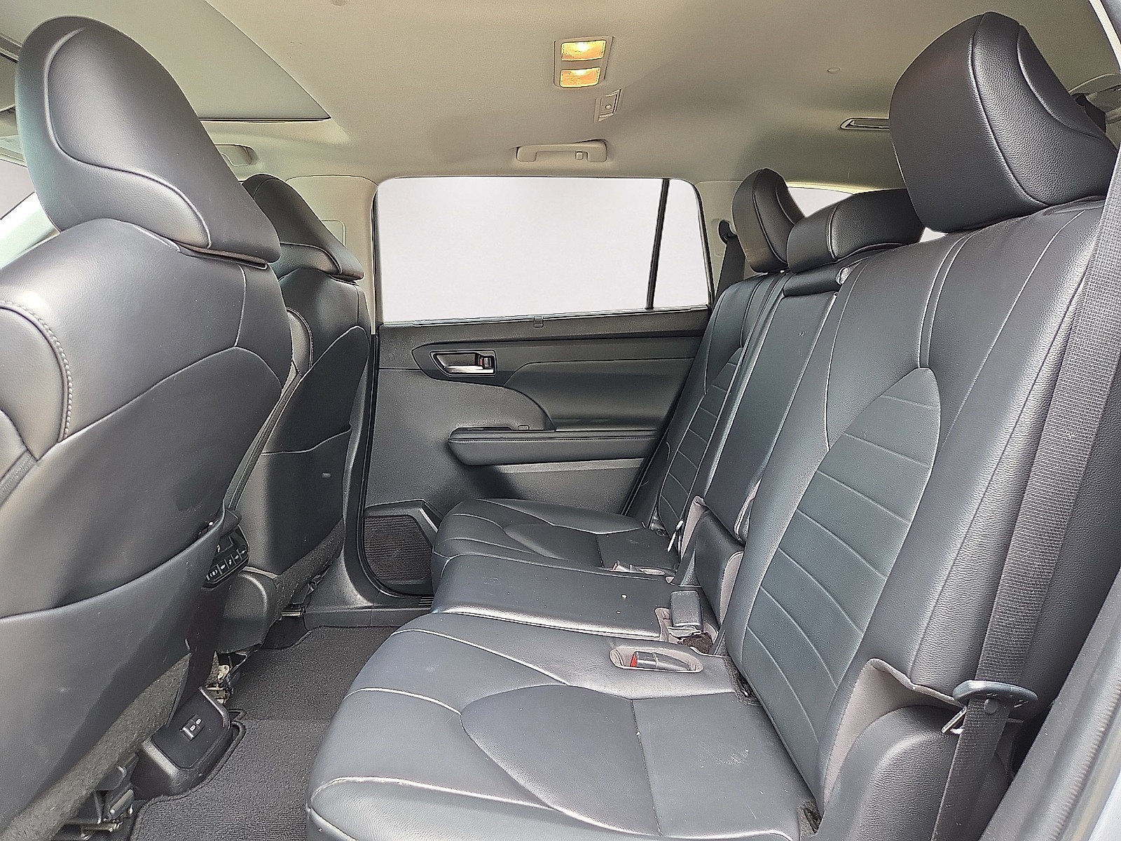 Used 2023 Toyota Highlander XLE AWD/4WD image 11