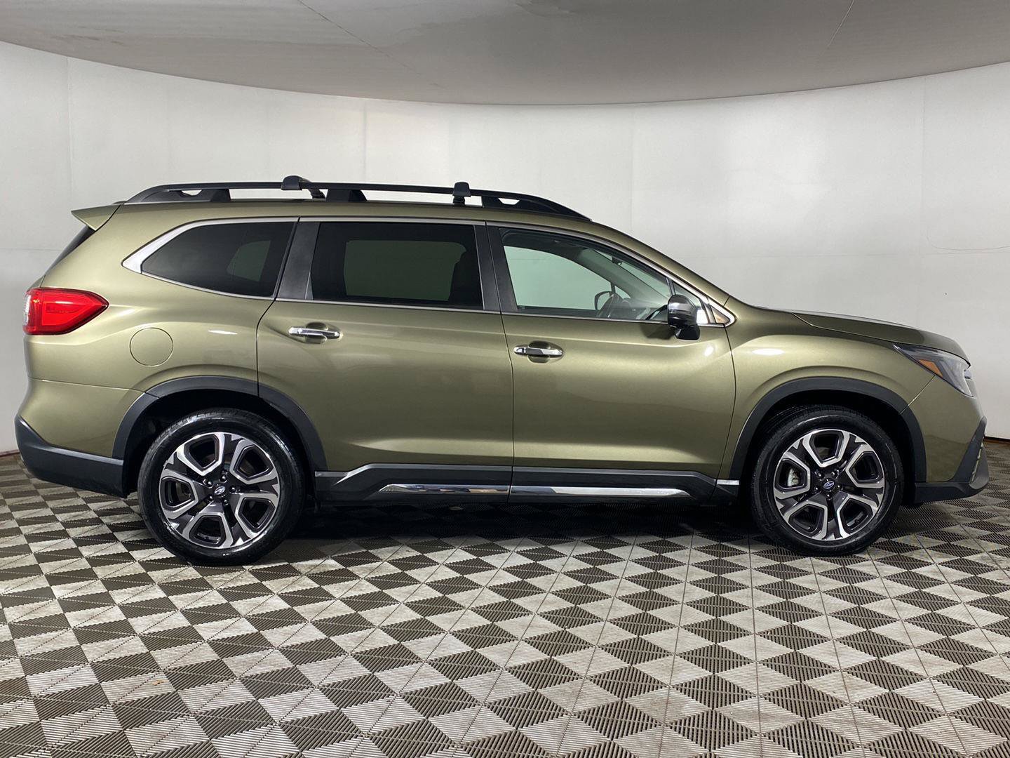 Used 2023 Subaru Ascent Touring AWD/4WD image 4