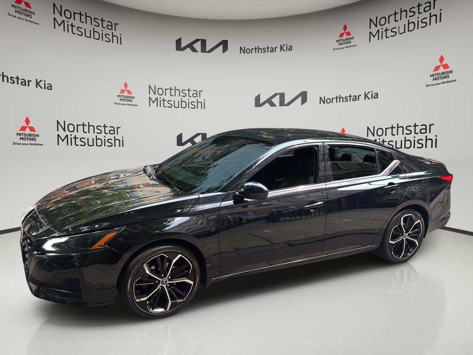 Used 2023 Nissan Altima 2.5 SR FWD image 2