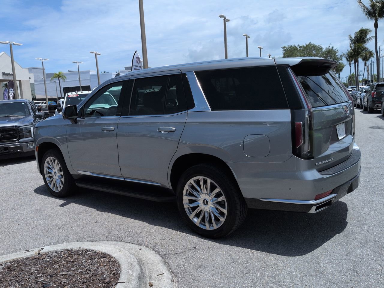 Used 2024 Cadillac Escalade Premium Luxury RWD image 7