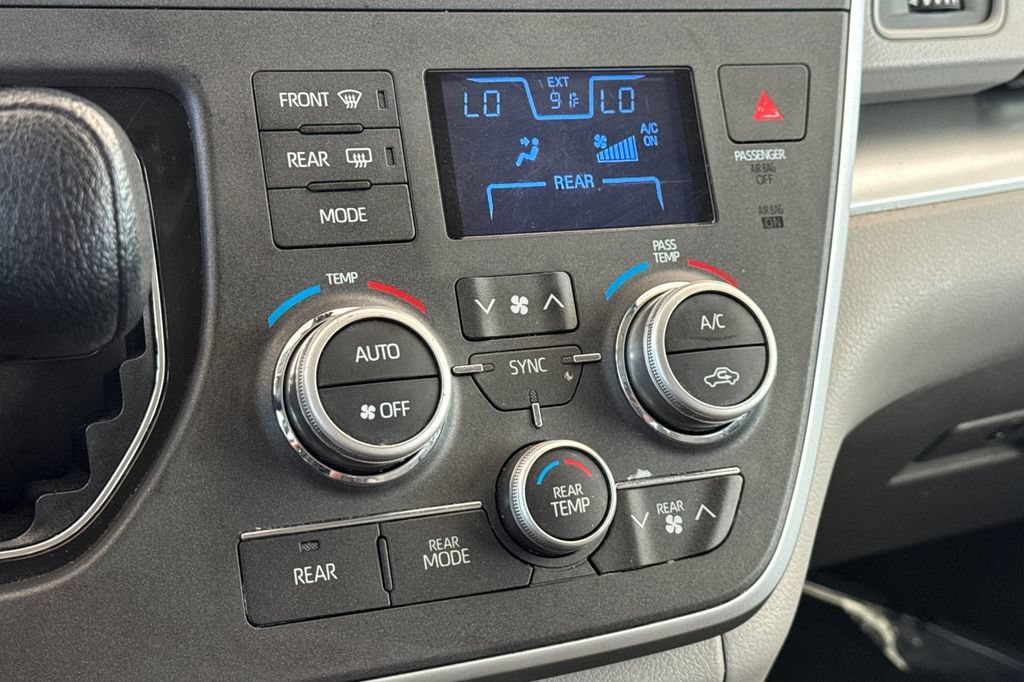 Used 2020 Toyota Sienna LE w/ LE Preferred Package FWD image 24