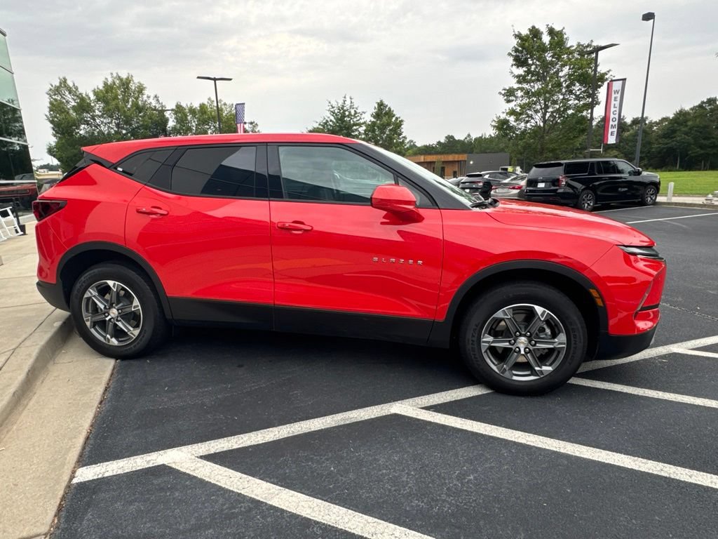 Used 2025 Chevrolet Blazer LT FWD image 4