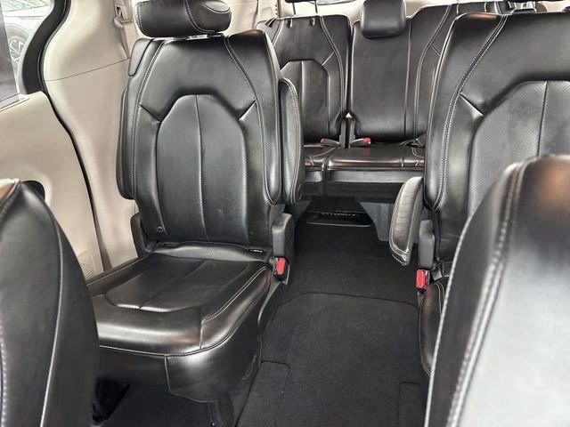 Used 2023 Chrysler Pacifica Touring-L image 29