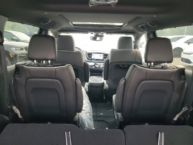 New 2027 Chrysler Pacifica Limited w/ Family Tech Group AWD/4WD image 8